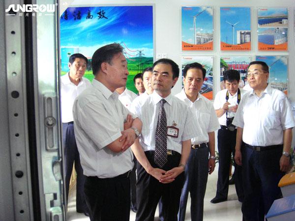 吴邦国委员长仔细询问2MW 风力发电机变流器的功能情况