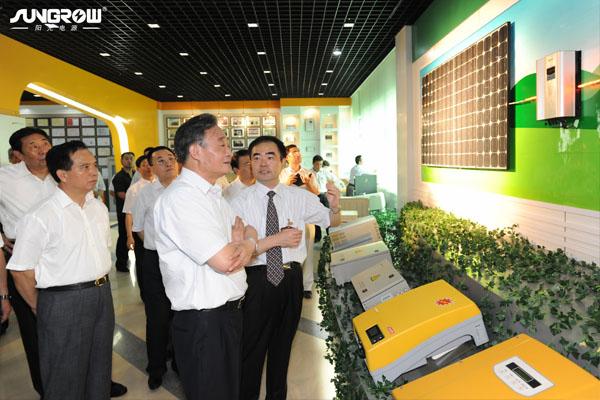 吴邦国委员长在仔细了解光伏并网电站的运行原理