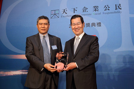 台达电子海英俊董事长(左)出席2012天下杂志企业公民奖颁奖典礼自萧万长前副总统手中接过大型企业首奖
