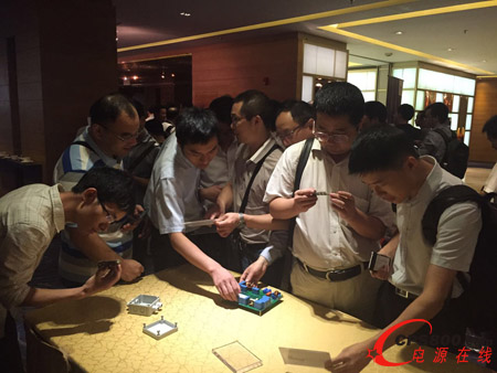 参会人员参观产品体验区